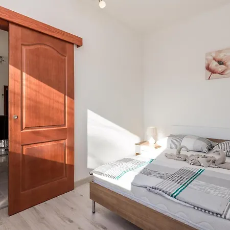 Pet Friendly In With Kitchen