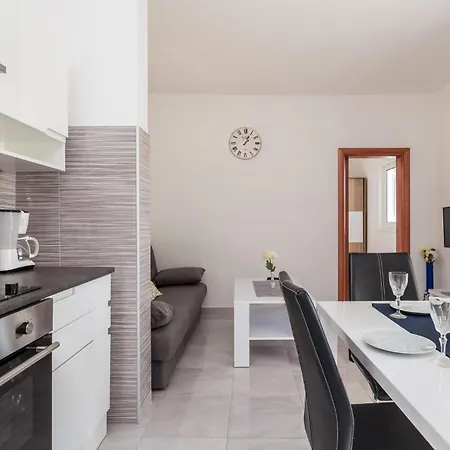 2 Bedroom Gorgeous In Kampor