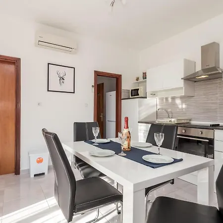 2 Bedroom Gorgeous In Kampor