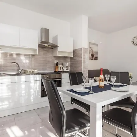 Apartamento 2 Bedroom Gorgeous In Kampor