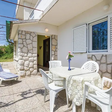 Pet Friendly In With Kitchen *