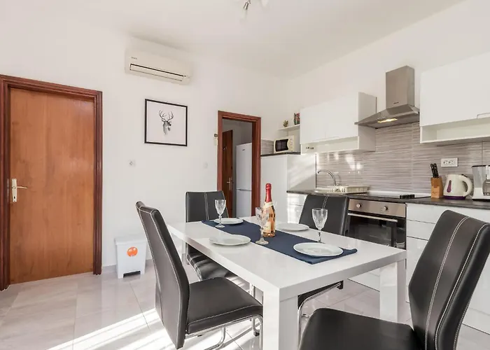 2 Bedroom Gorgeous In Kampor