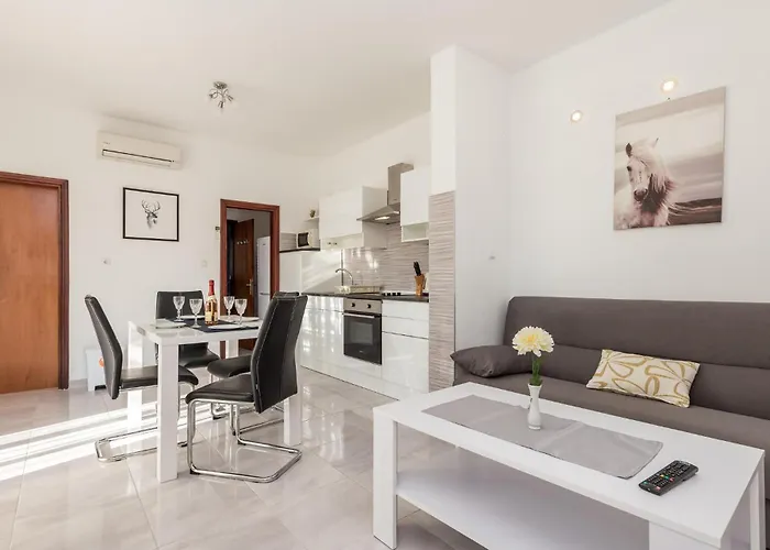 2 Bedroom Gorgeous In Lägenhet